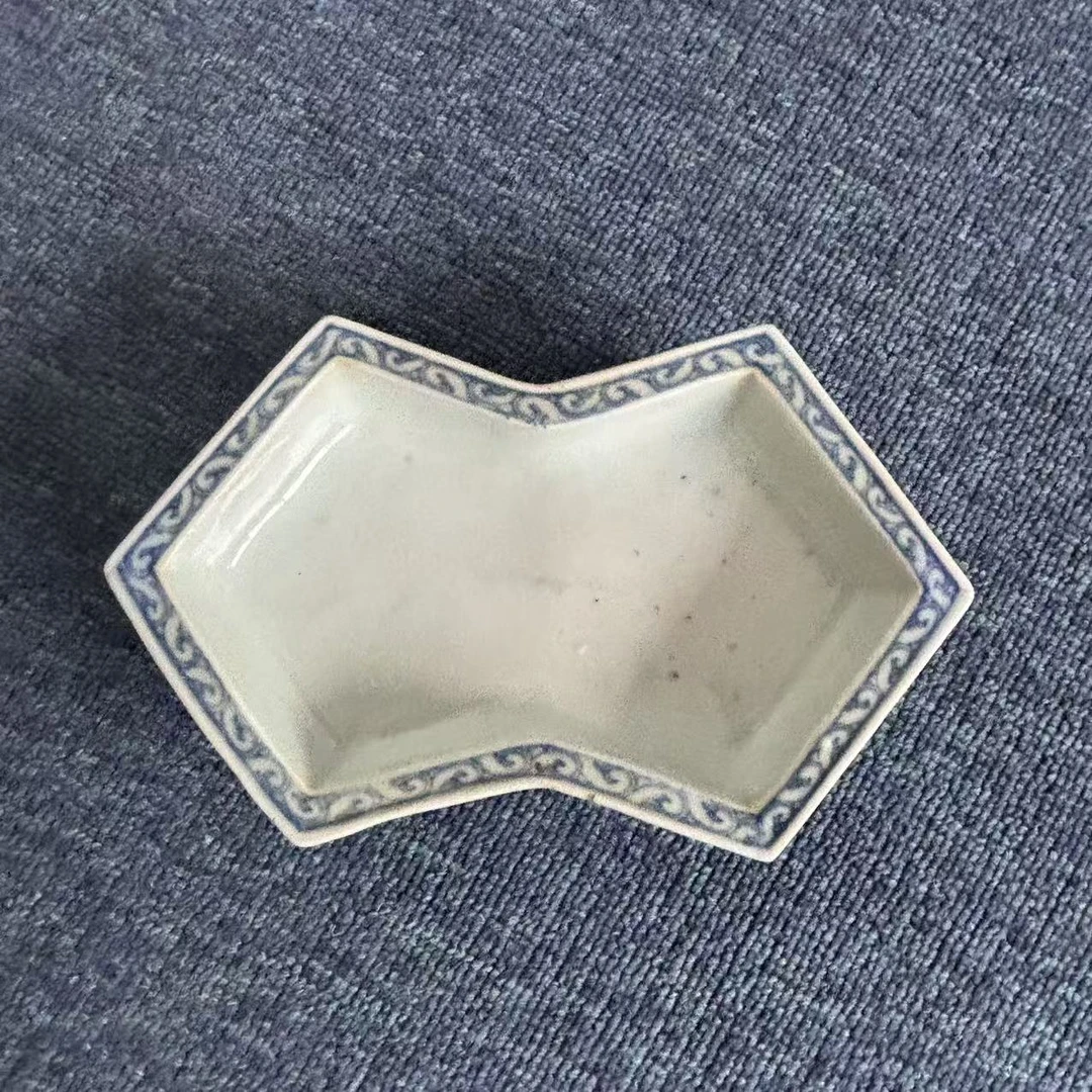 1062 清中期青花长缠枝花卉蝴蝶型水仙盘