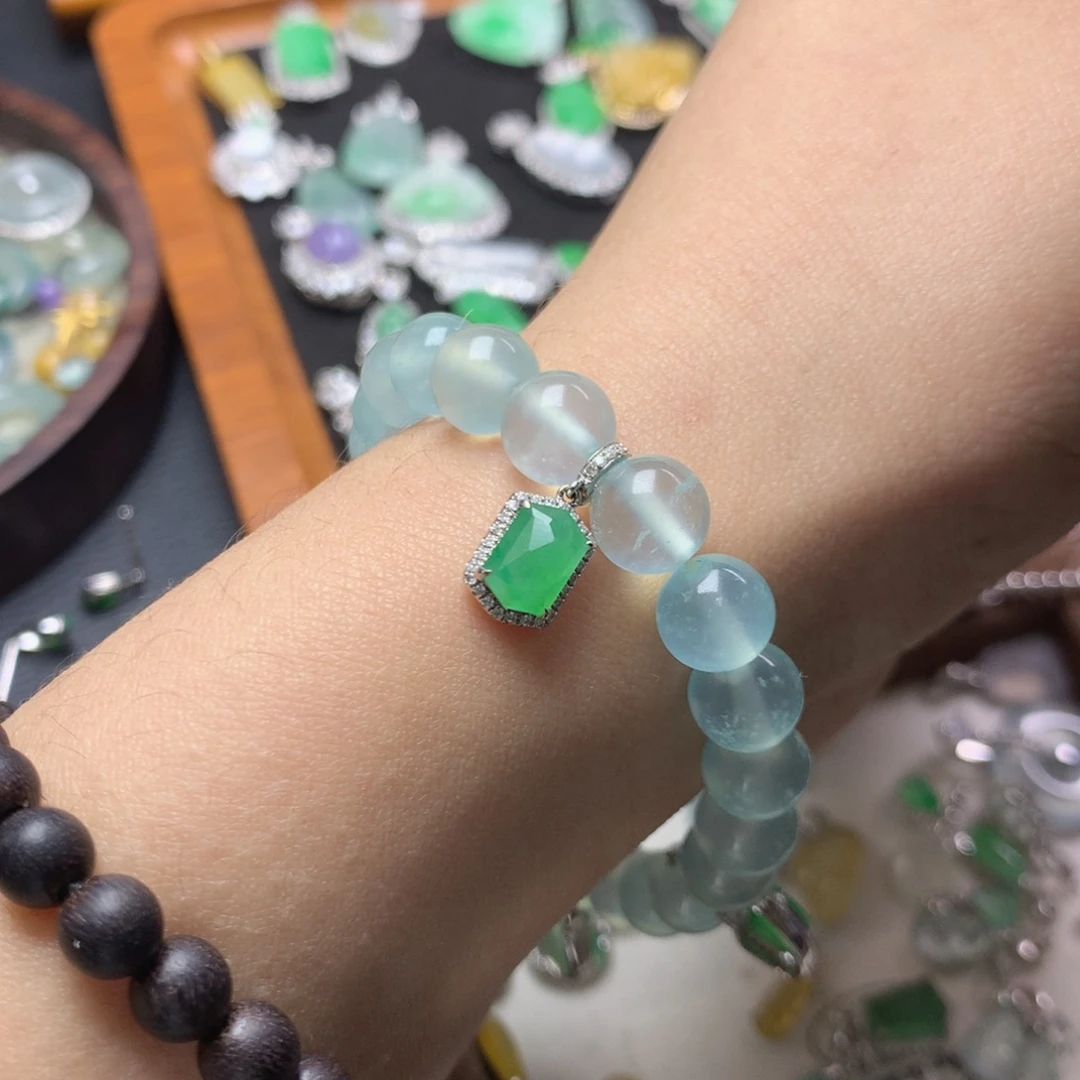 翡翠18K金镶嵌颈饰甜阳绿切割方块滴溜