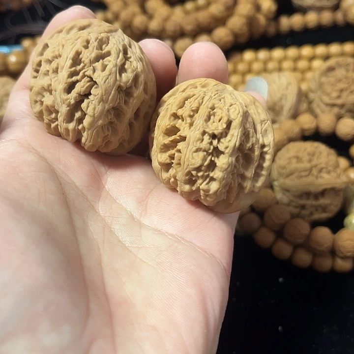 把件文玩核桃42左右歪粗筋瑕疵，编号028