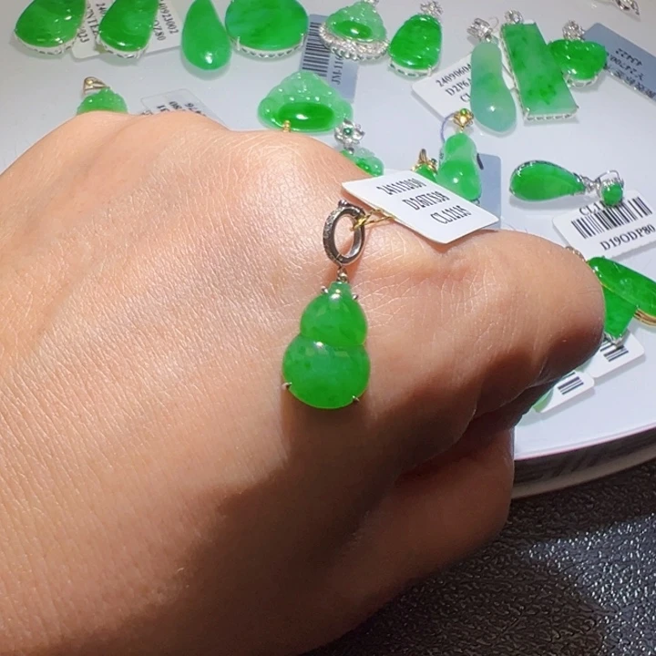 颈饰18K金镶嵌翡翠