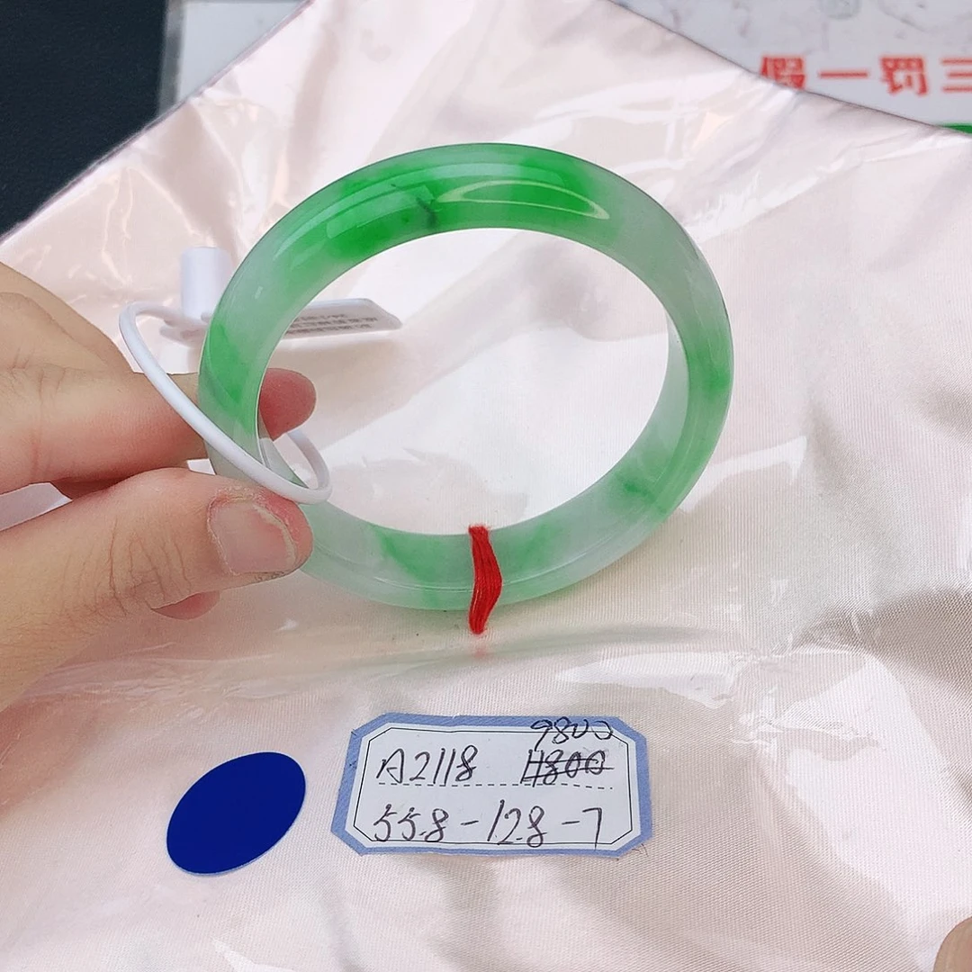 翡翠手镯未镶嵌翡翠