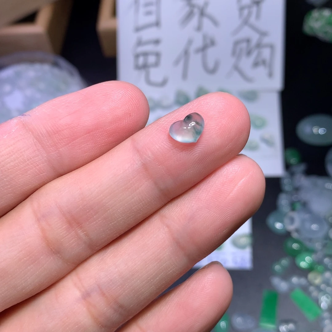 翡翠未镶嵌颈饰爱心