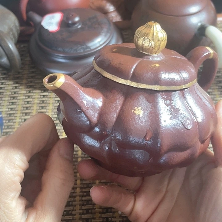紫砂茶壶原矿泥料手工制作的紫砂壶。