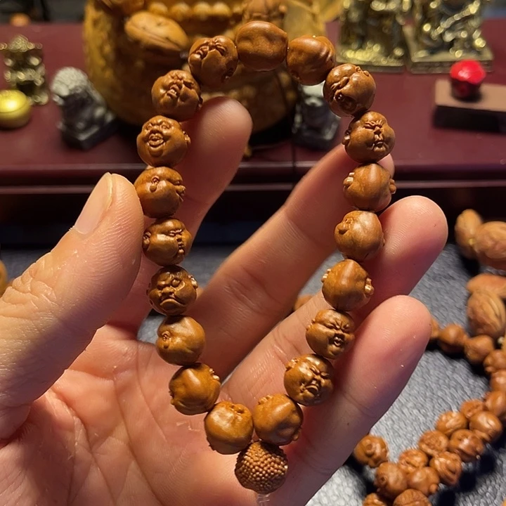 龙纹桃核雕刻胖子百态