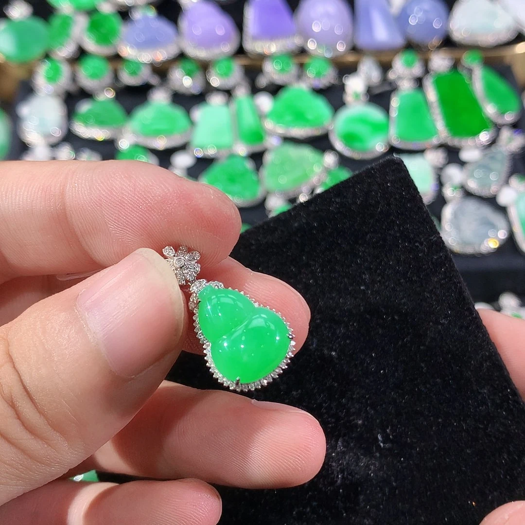 翡翠18K金镶嵌颈饰