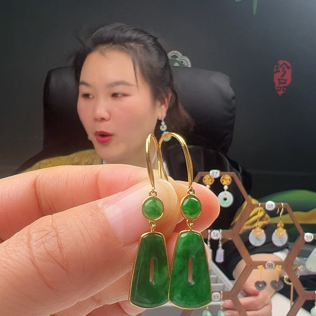 18K金镶嵌翡翠耳饰