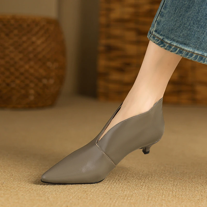优雅尖头女士靴子2025秋冬新款复古短靴细跟全真皮低跟单靴及踝靴