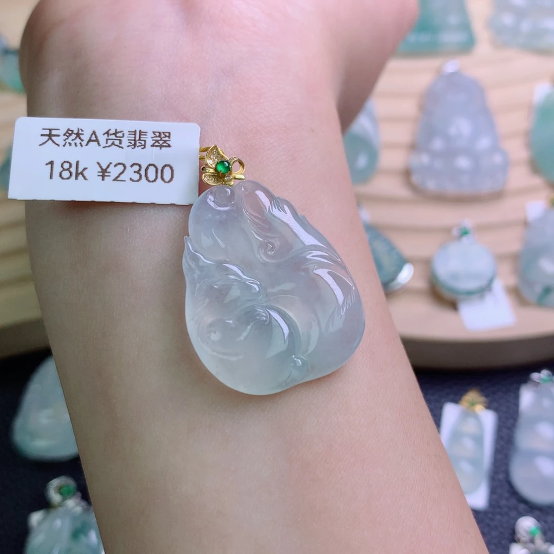 翡翠18K金镶嵌颈饰吊坠