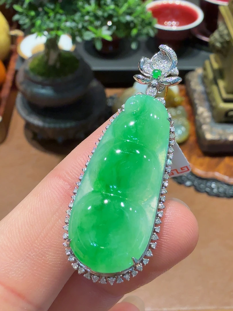 天然缅甸A货翡翠福豆，尺寸48.8/17.5/9mm裸石34.3/14.5mm