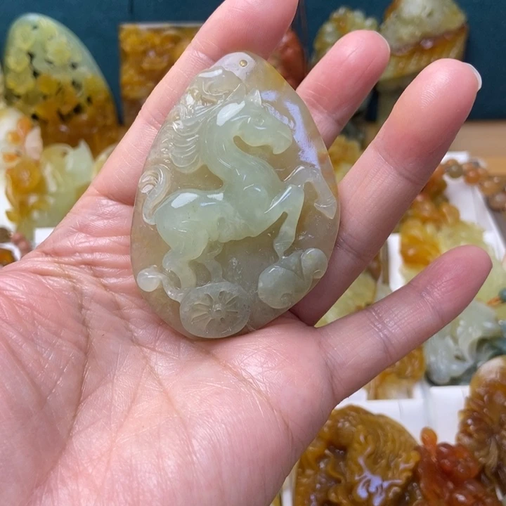 郑***贵蛇纹石玉未镶嵌颈饰