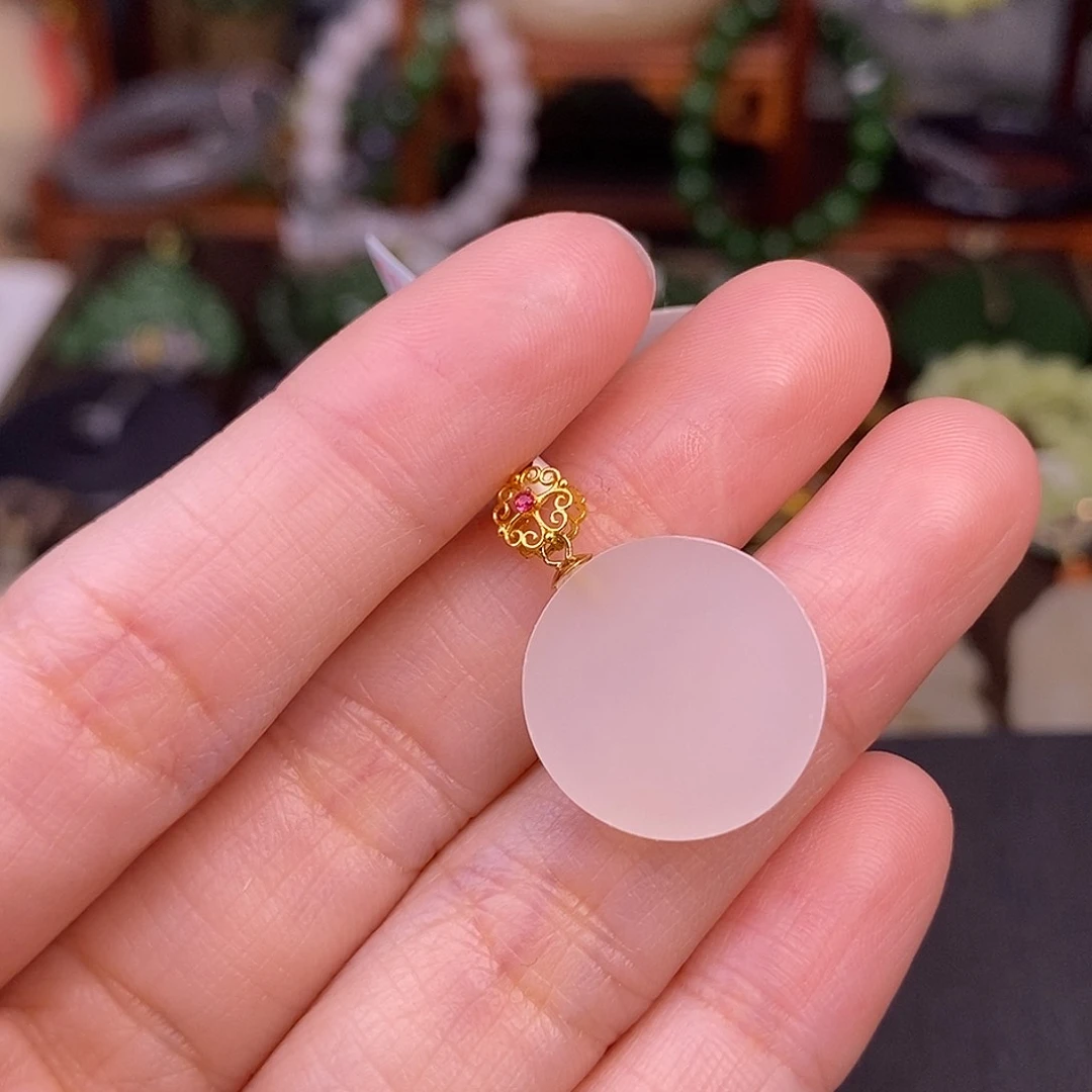 和田玉熟藕粉老料18.K金圆牌吊坠清货价未镶嵌