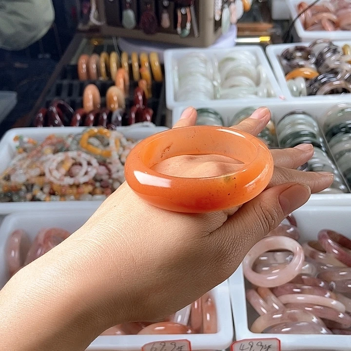 遇***宝石英质玉未镶嵌手镯