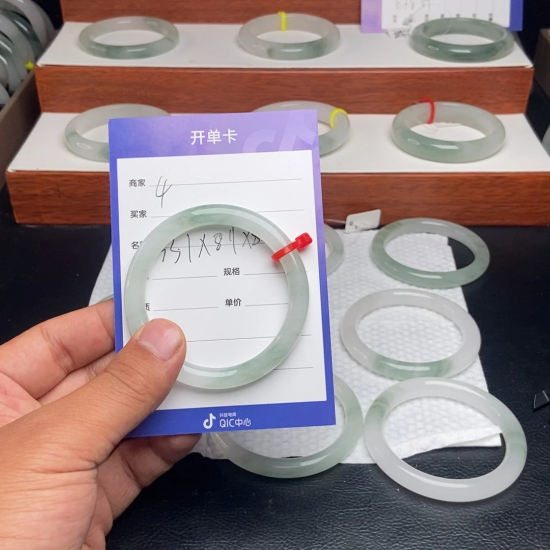 石英质玉手镯未镶嵌初****。4