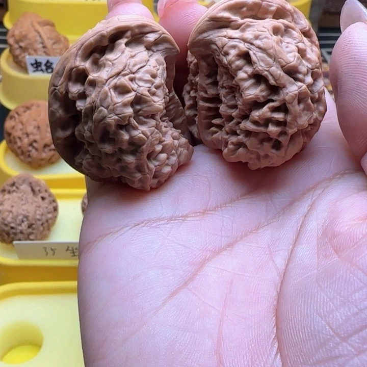 ?****?弯弯核桃坐山雕，全屏无休