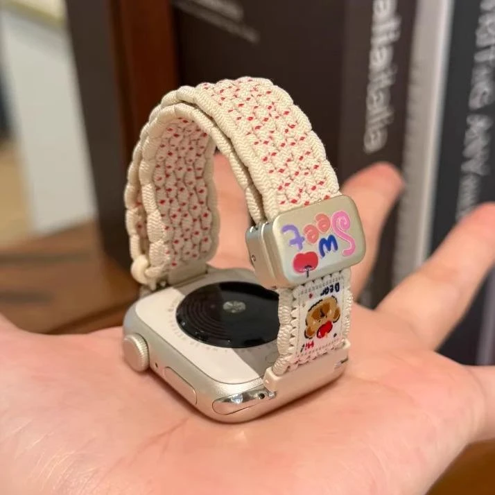 适用iWatchs10表带细款小米9pro卡通小熊插画华为Fit4/Fit3红米