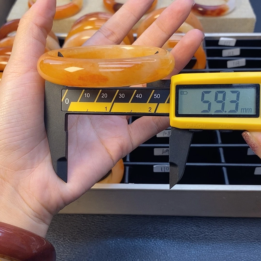 未镶嵌石英质玉（黄龙玉）手镯104号