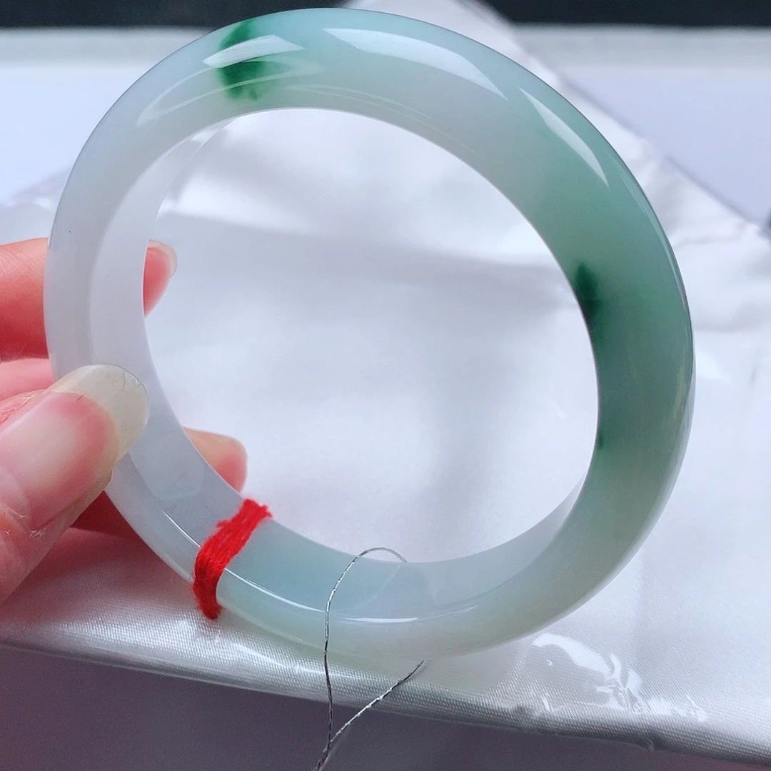 翡翠手镯未镶嵌55圈