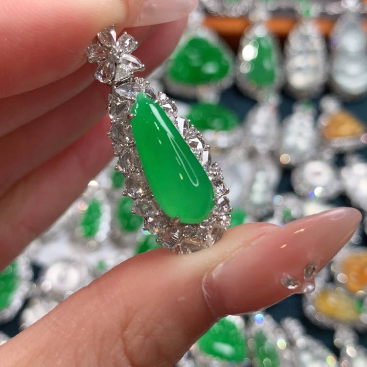 【闪购商品】翡翠颈饰18K金镶嵌福瓜