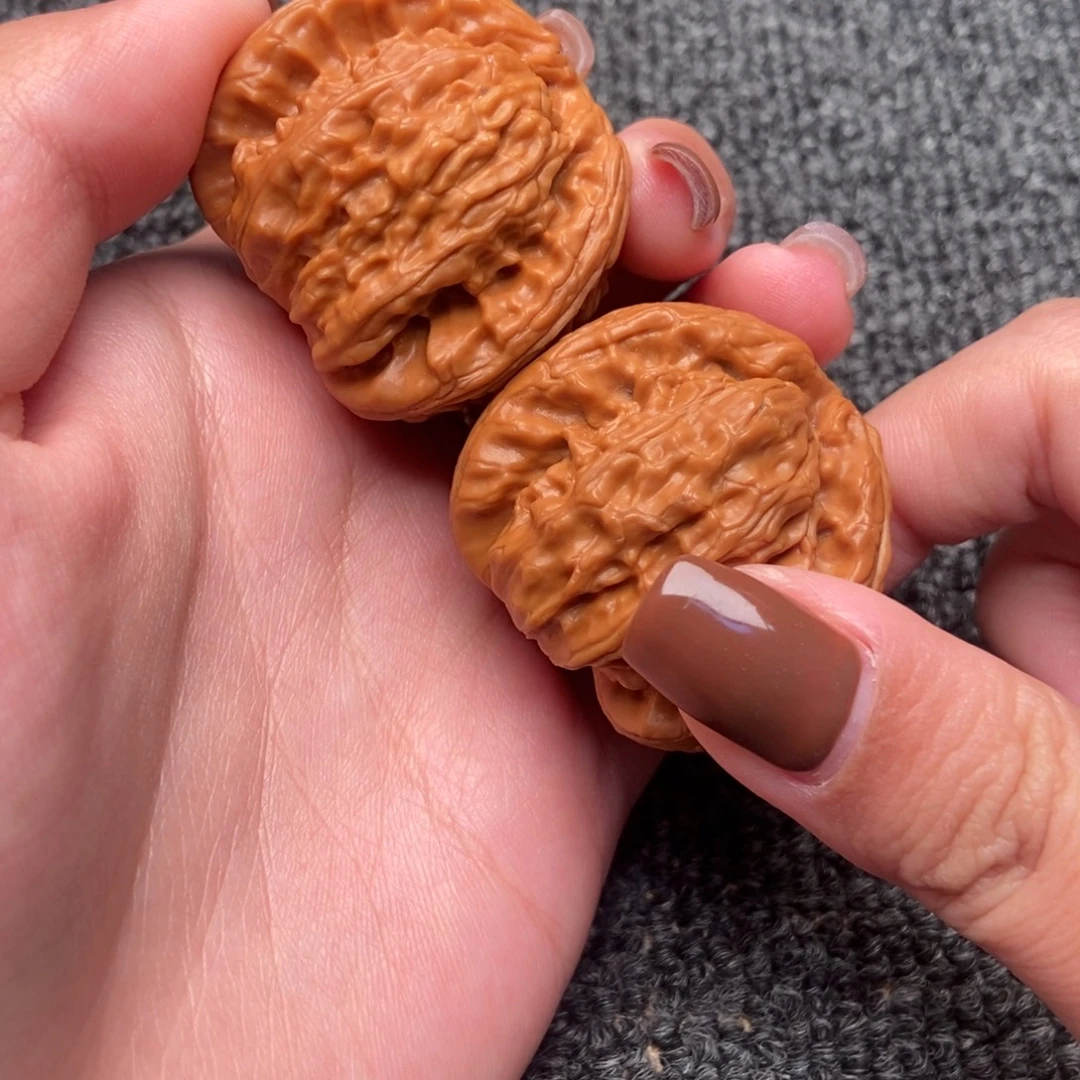 宇***i木质类白狮子正奔