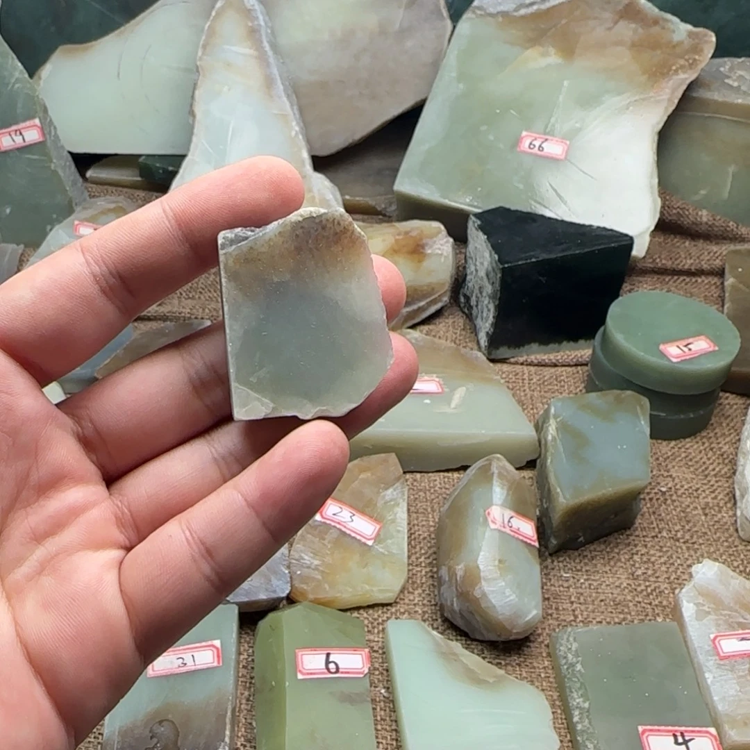 和田玉（糖玉）未镶嵌珠宝奇石