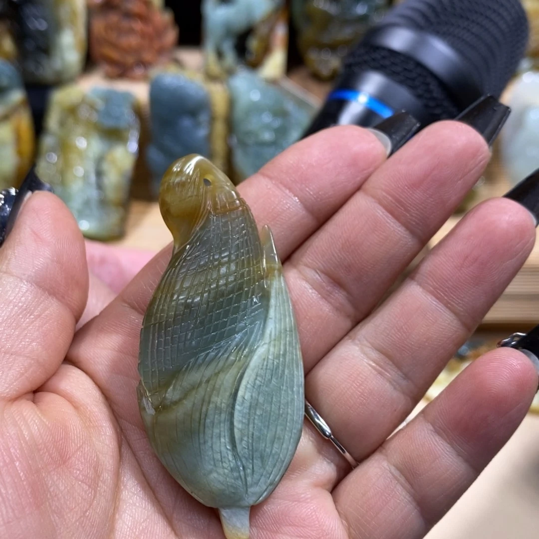 蛇纹石玉未镶嵌颈饰