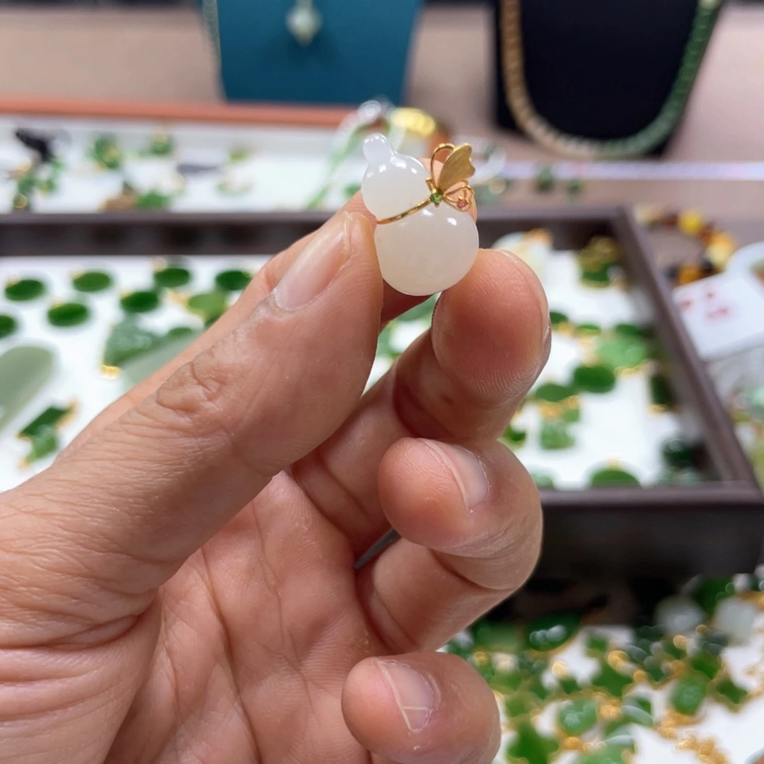 颈饰18K金镶嵌和田玉（碧玉）