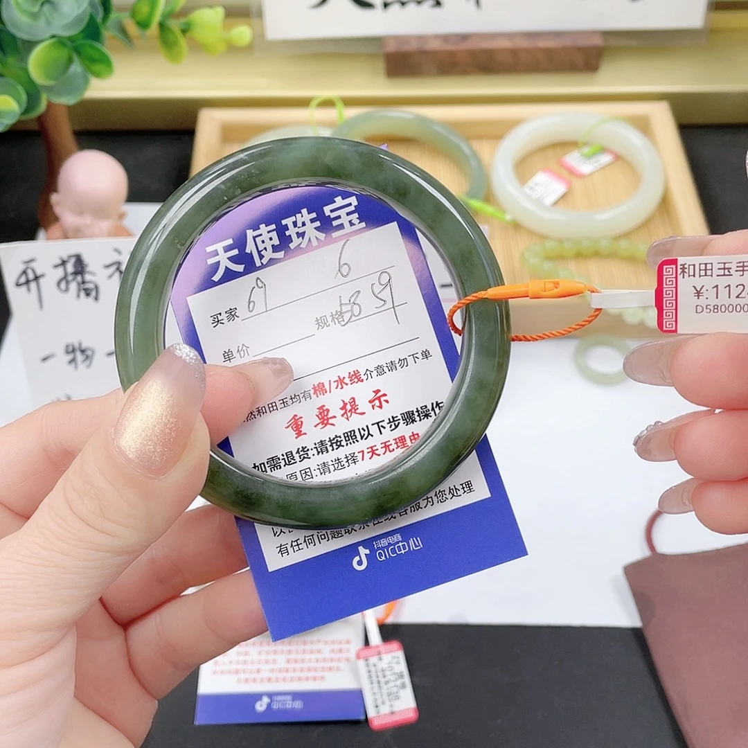 和田玉未镶嵌手镯