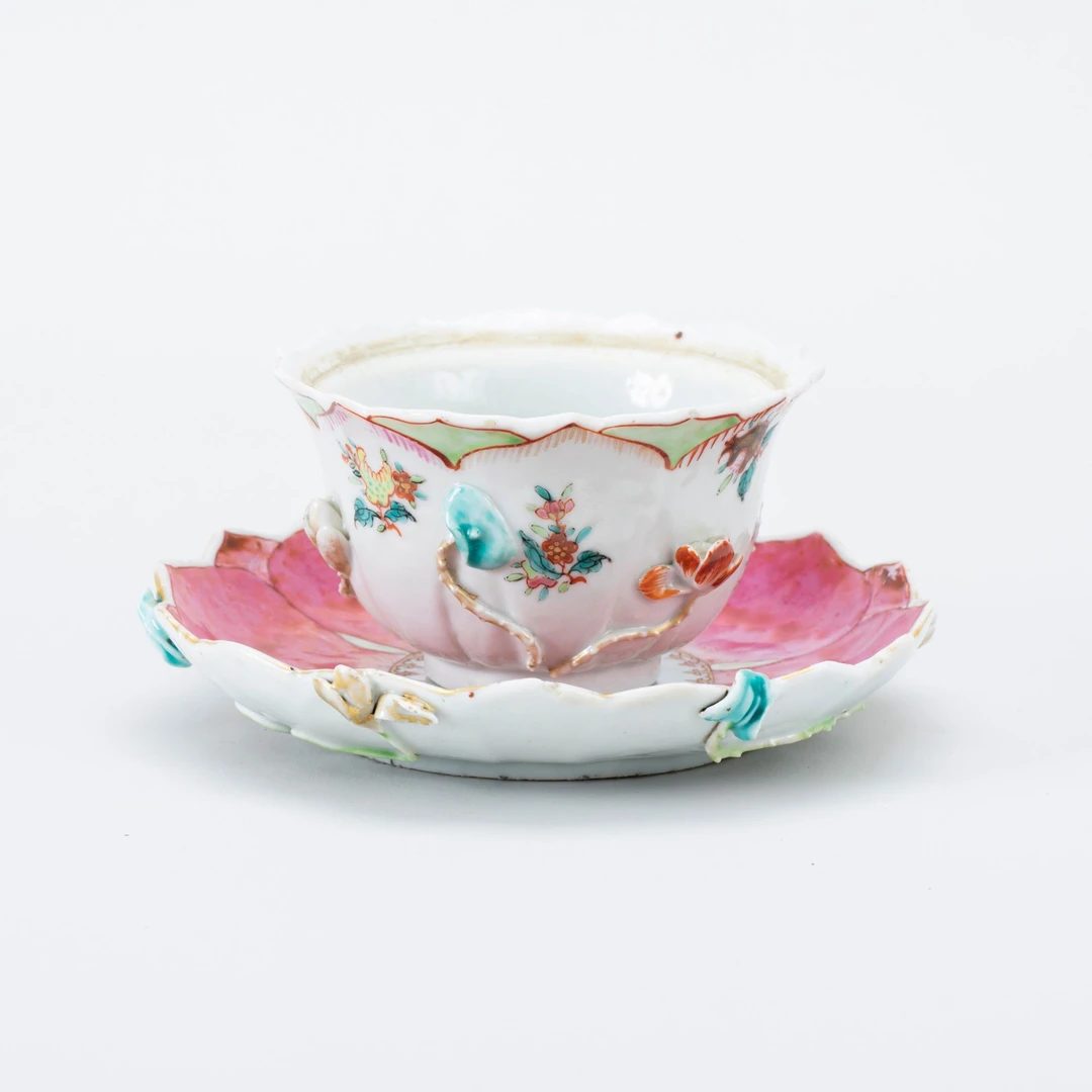 【拍卖】3、粉彩描金贴塑莲池花卉纹杯、碟（一套）