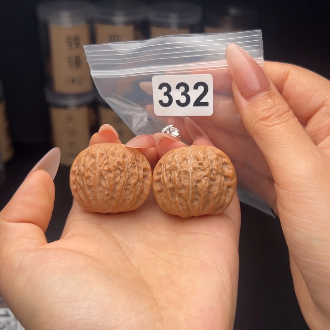 张***羽文玩核桃吊坠铁锤