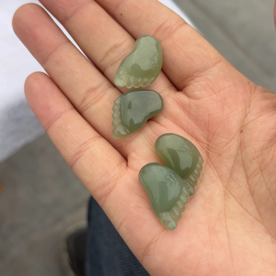 颈饰未镶嵌和田玉小脚丫。拍一发一