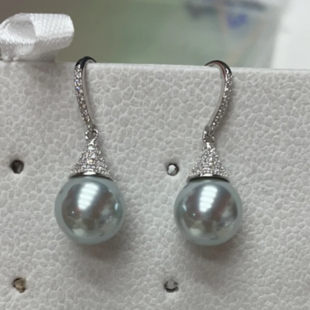 铜合金耳饰 25473镶嵌三角形灰色珠珠耳钩。银色底