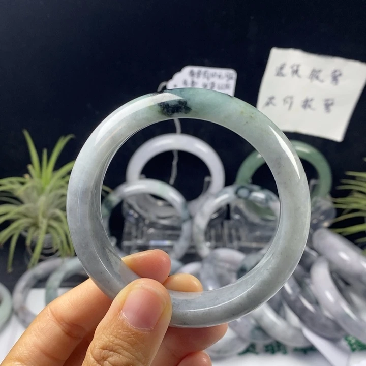 翡翠未镶嵌手镯5号。56.7圈