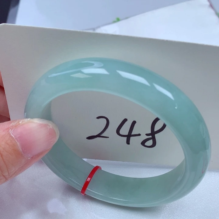 翡翠手镯未镶嵌翡翠