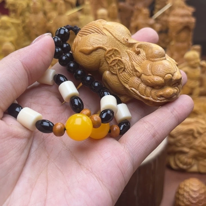 黄金檀手把件貔貅一只