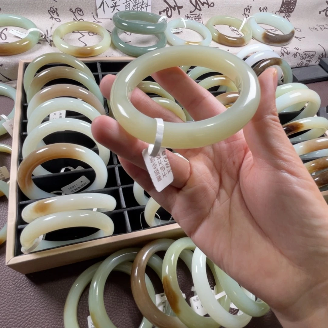 和田玉未镶嵌手镯