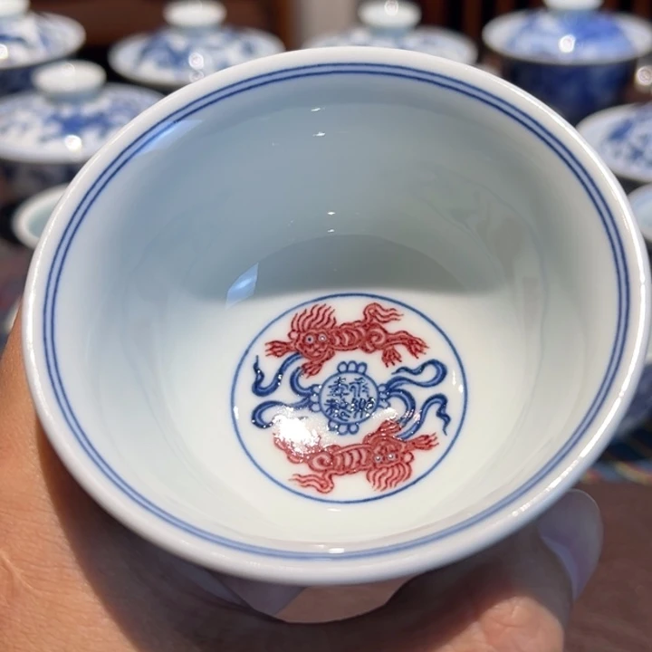 精品青花釉里红缠枝莲内狮子戏球压手杯口径约9.3厘米
