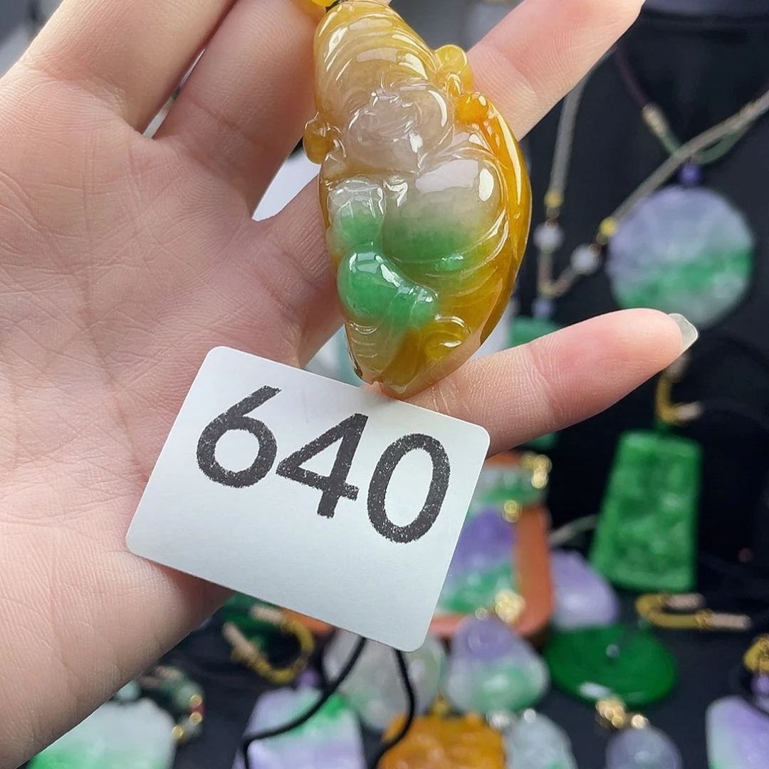 翡翠未镶嵌吊坠(赠链)