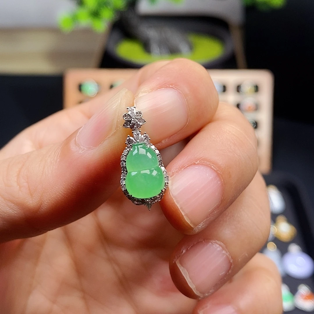 颈饰18K金镶嵌翡翠葫芦