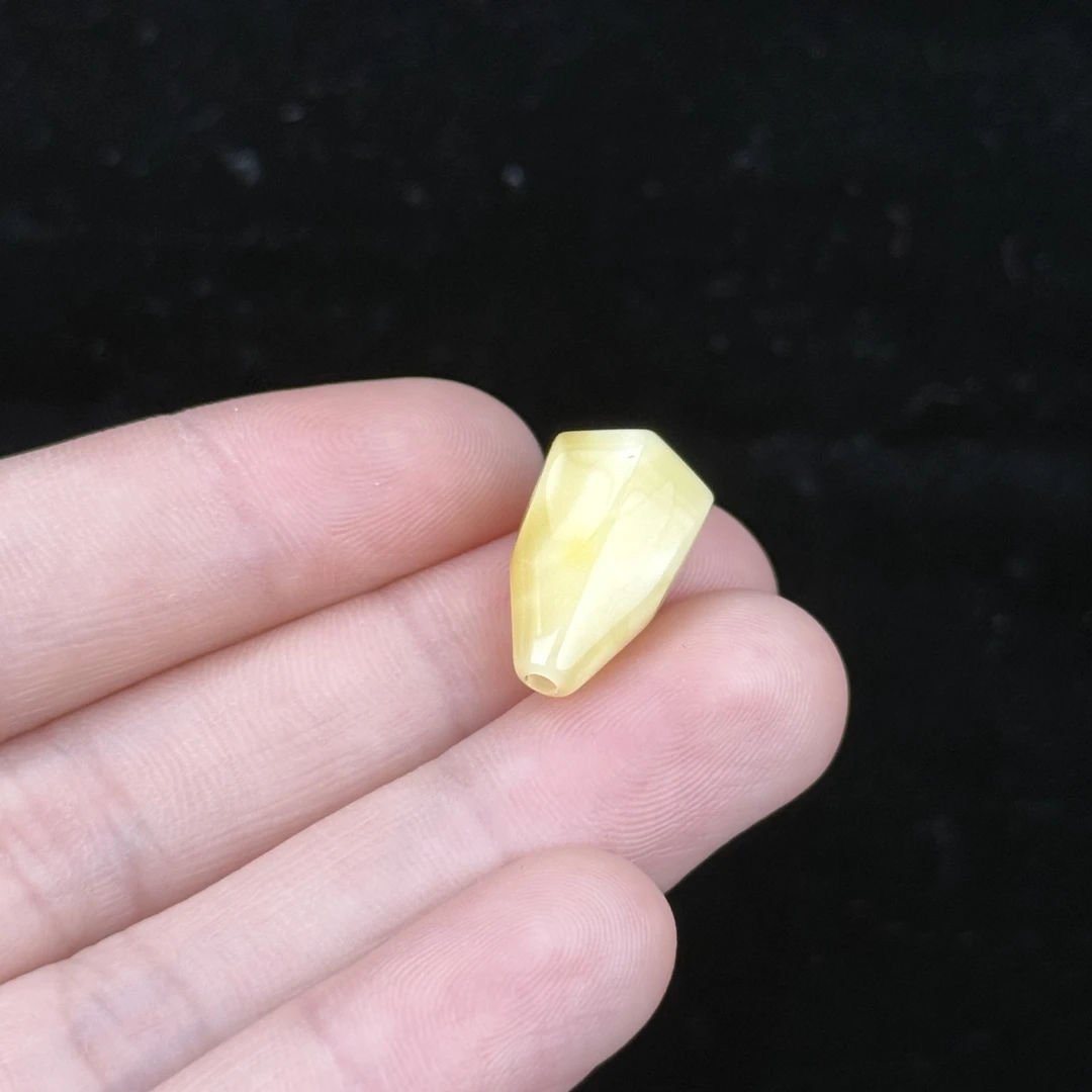 Y9386天然原矿蜜蜡 鸡油黄三通 11*19mm 0.9g支持复检假一罚四