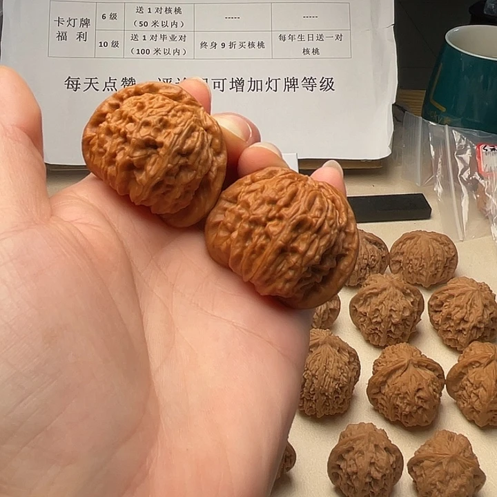 文玩核桃吊坠白狮子