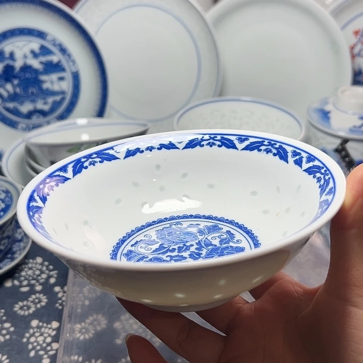青花玲珑牡丹荷叶碗