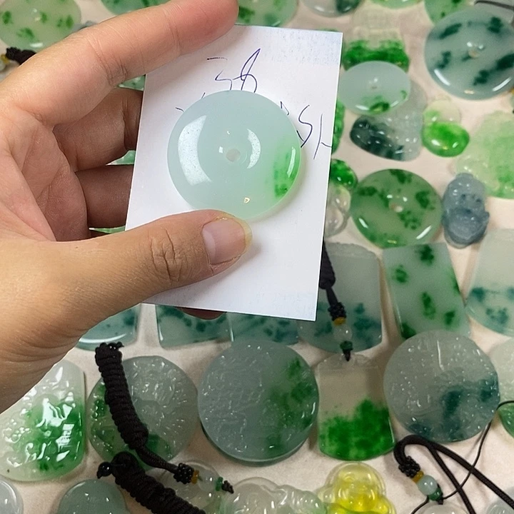 *****翡翠未镶嵌颈饰平安扣
