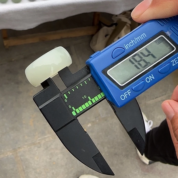 和田玉未镶嵌颈饰且末白