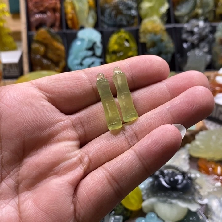 蛇纹石玉未镶嵌耳饰