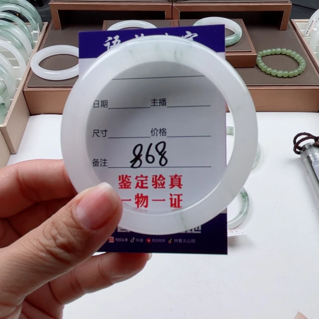 石英质玉手镯未镶嵌小**?