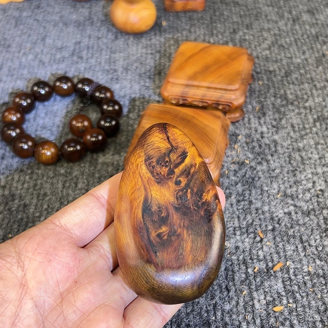 崖柏太行崖柏雷击木，黑金榴花手把件