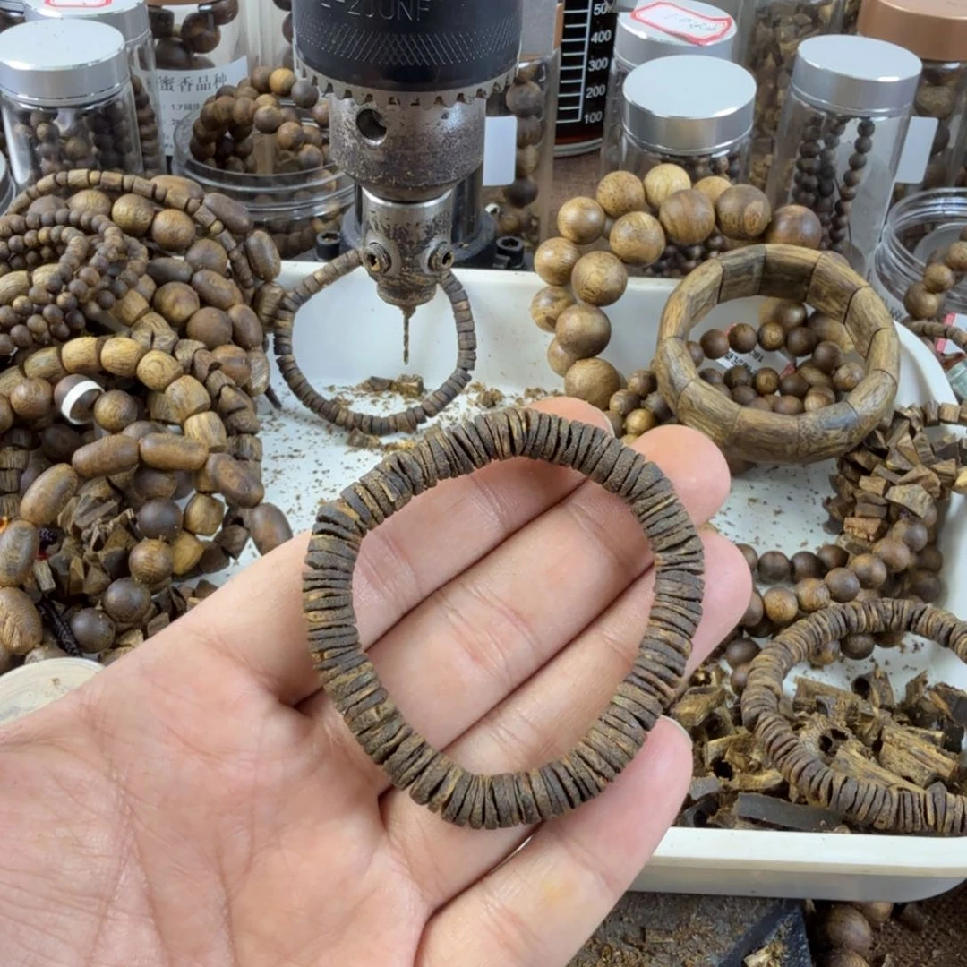 沉香沉香碎屑沉水级：奇楠沉香海南金沙叶品种卡8单圈片珠8克加