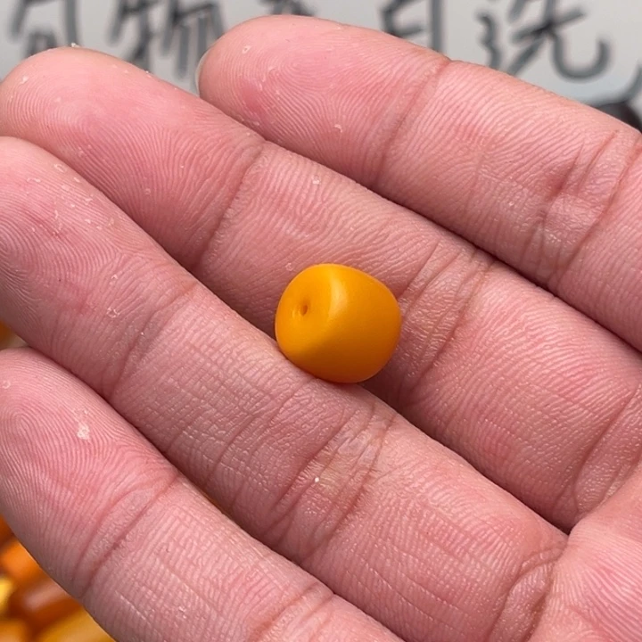 地***光琥珀未镶嵌裸石蜜蜡墩子