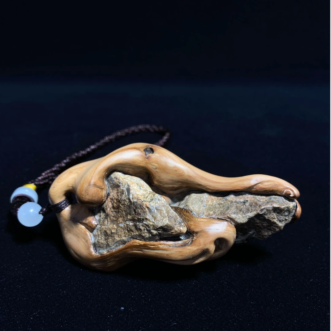 崖柏根抱石手把件木雕工艺品