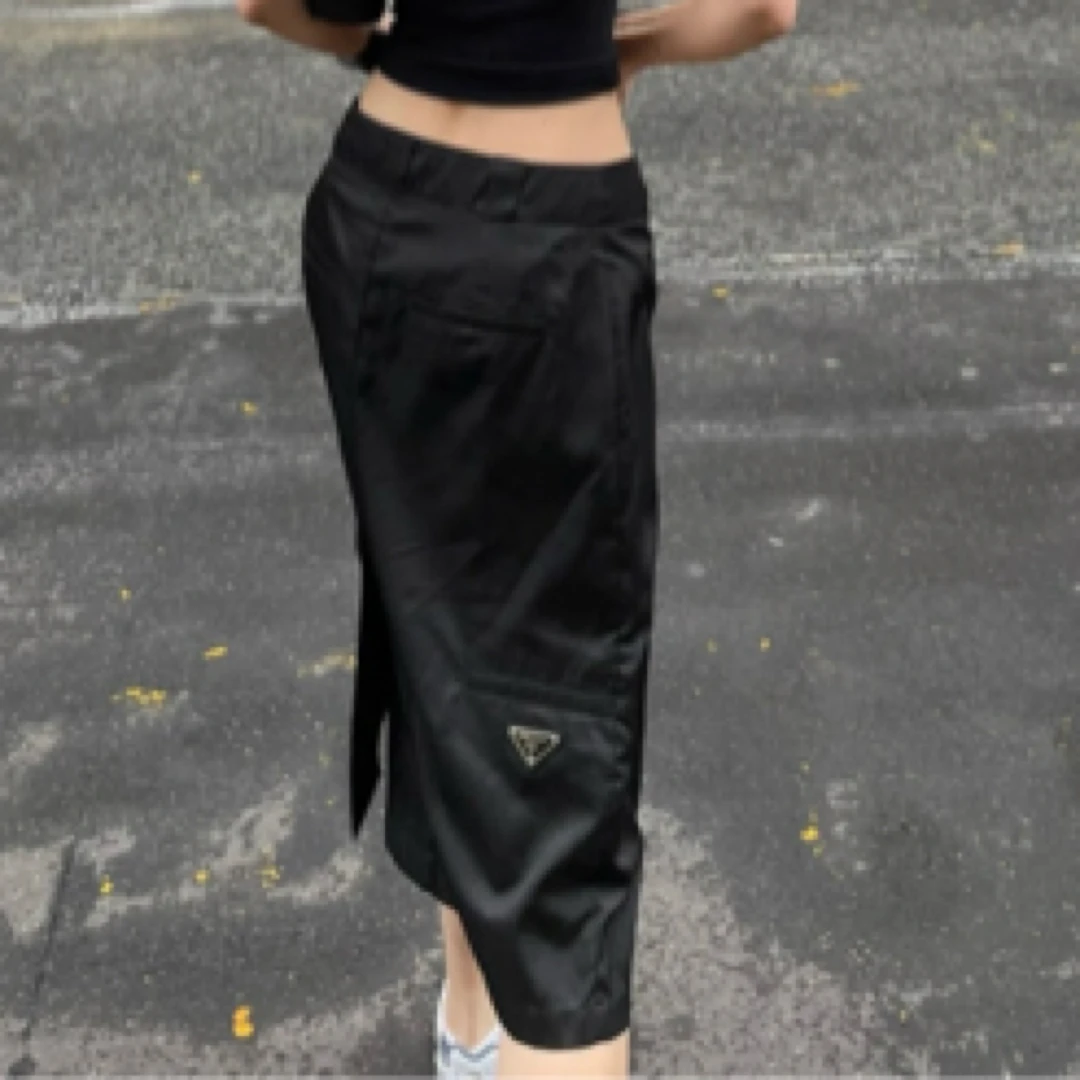 99新 Prada/普拉达 A100998/金属logo标降落伞布黑色半裙/38码